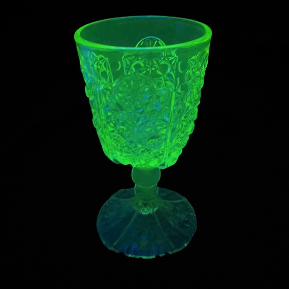 🚫SOLD🚫e🅱️y Water Goblet Daisy Vaseline Glass